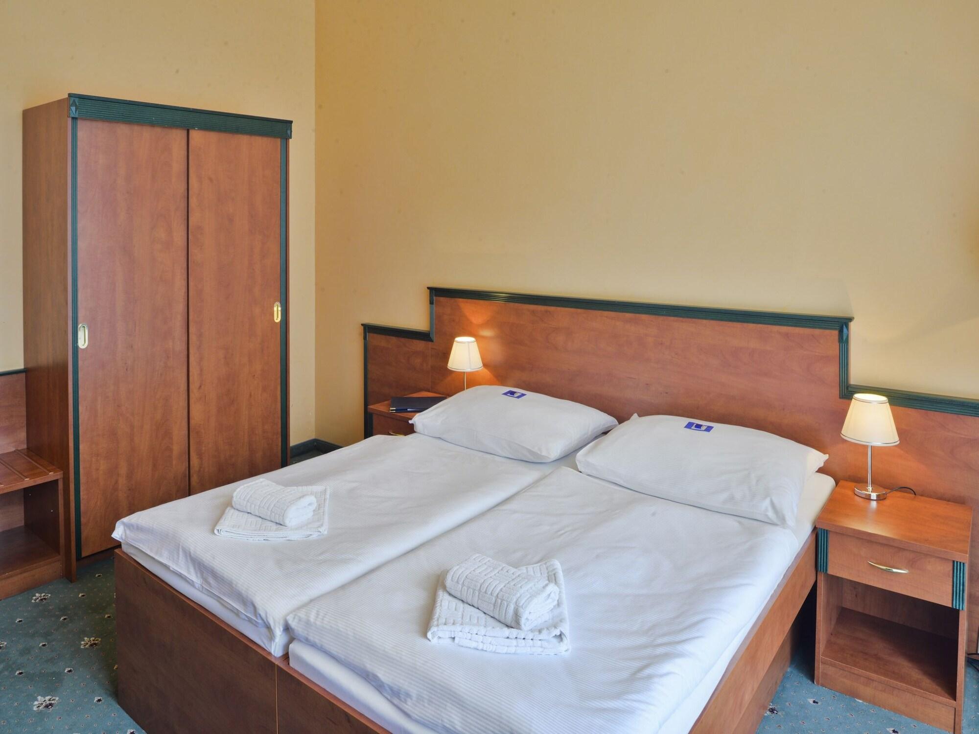 Ea Hotel Jessenius Karlsbad Buitenkant foto