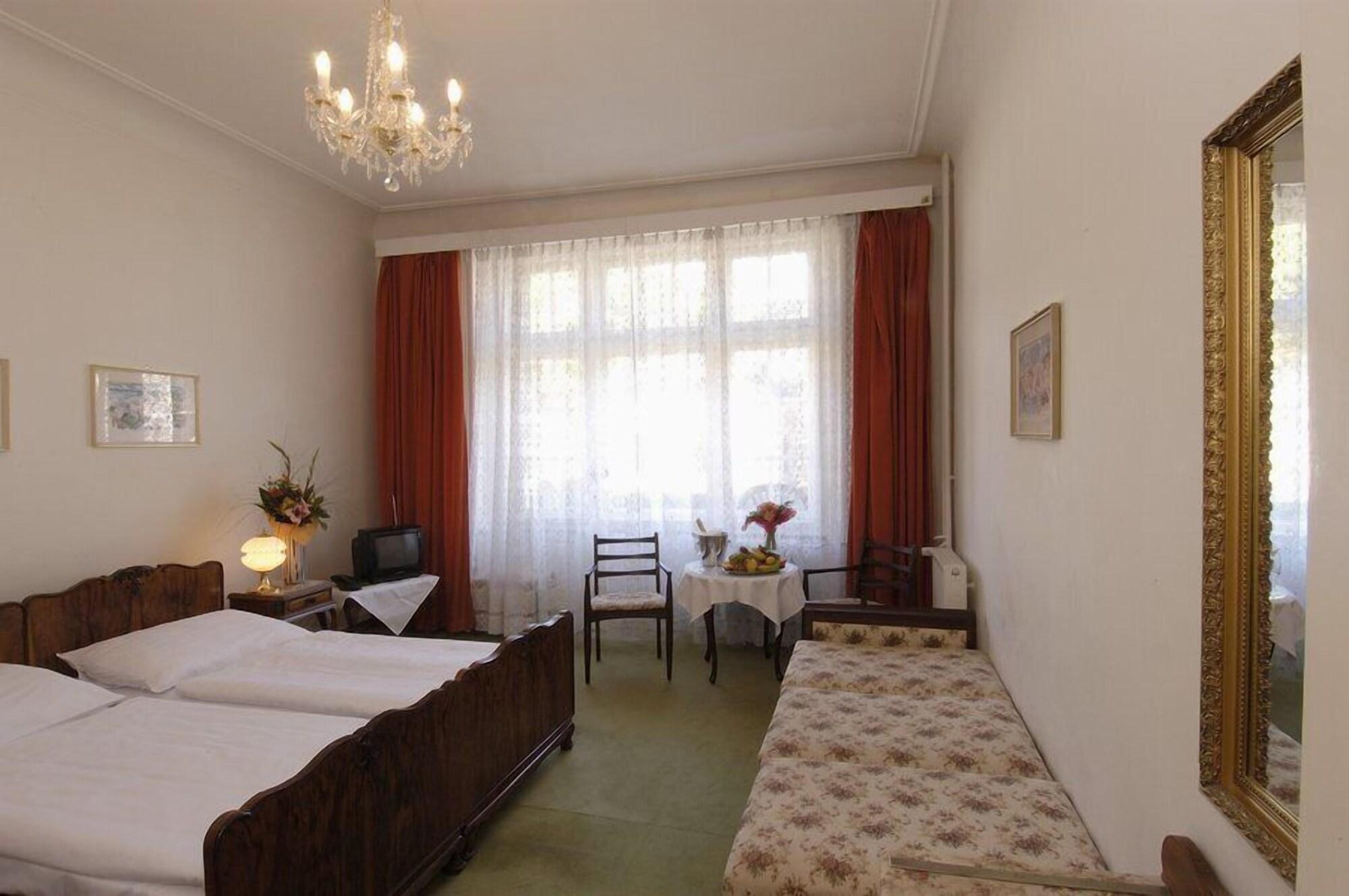 Ea Hotel Jessenius Karlsbad Buitenkant foto